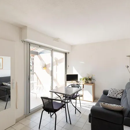 1 Bedroom For 4 아그
